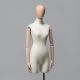 Kvindelig mannequin-torso beklædt med stof