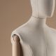 en økologisk mannequin med påsyet torso og bevægelige arme