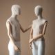 en økologisk mannequin med påsyet torso og bevægelige arme
